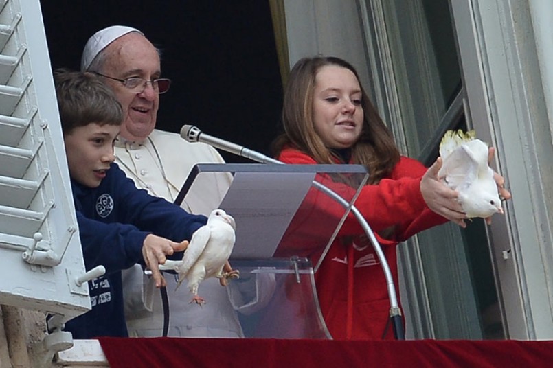 pape_Francois_Vatican_colombes_3.jpg