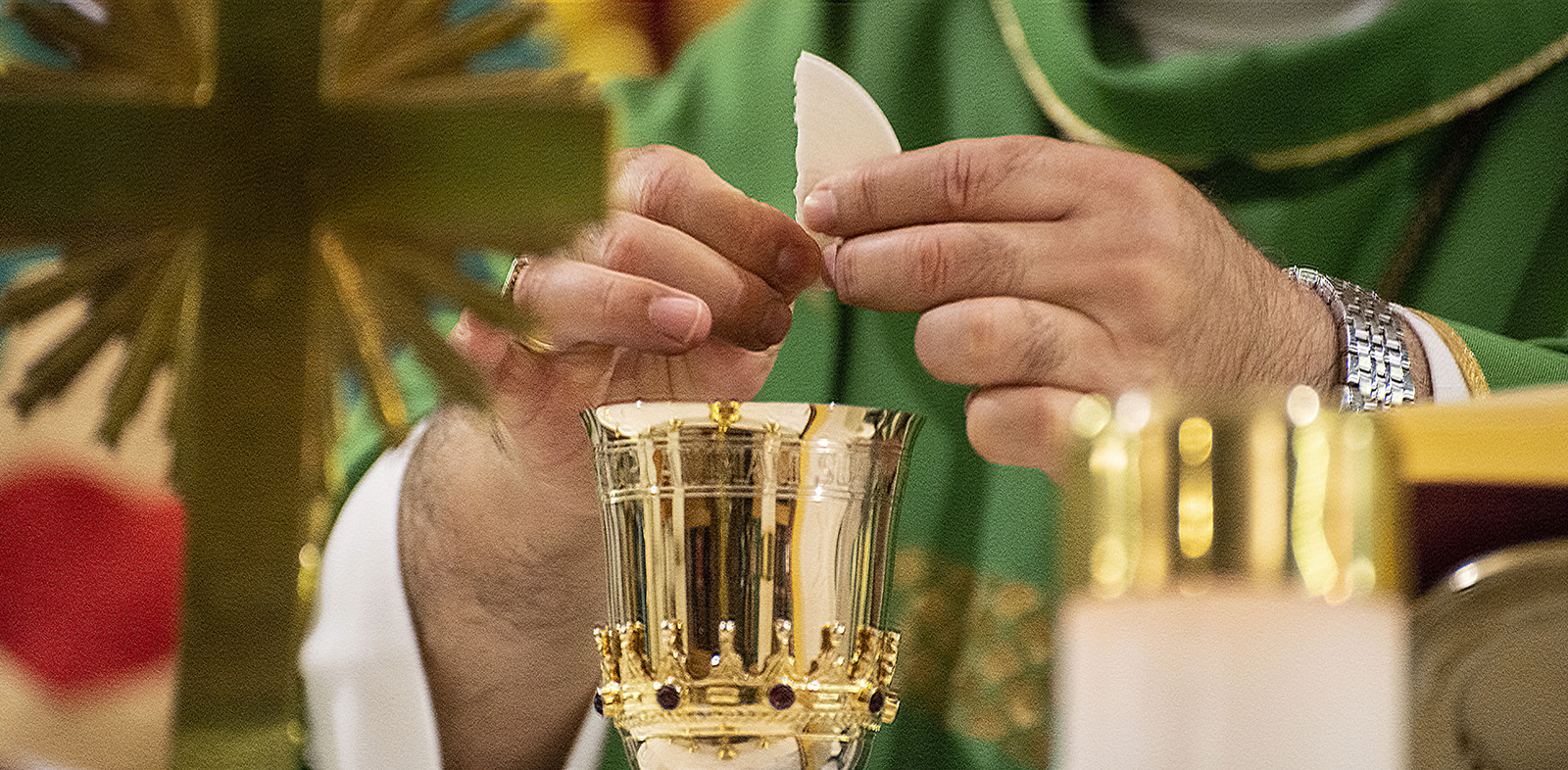 Por Que O Padre Coloca Um Peda O Da H Stia No C Lice Par Quia S O Judas Tadeu